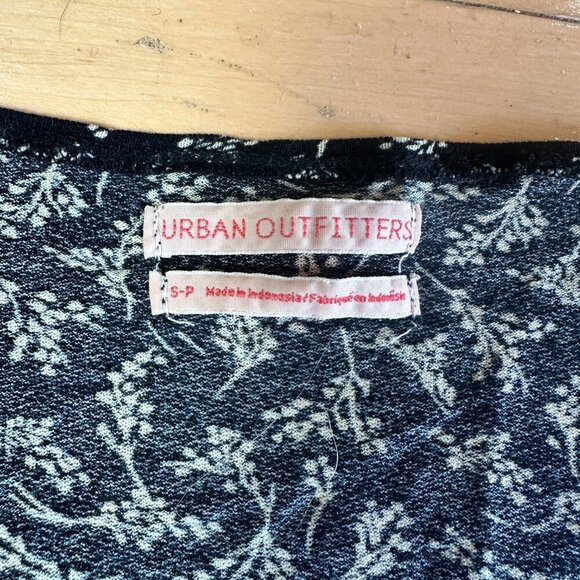 URBAN OUTFITTERS FLoral Puff Sleeve Crop Top Blouse with Smocking Size Small - Picture 5 of 9